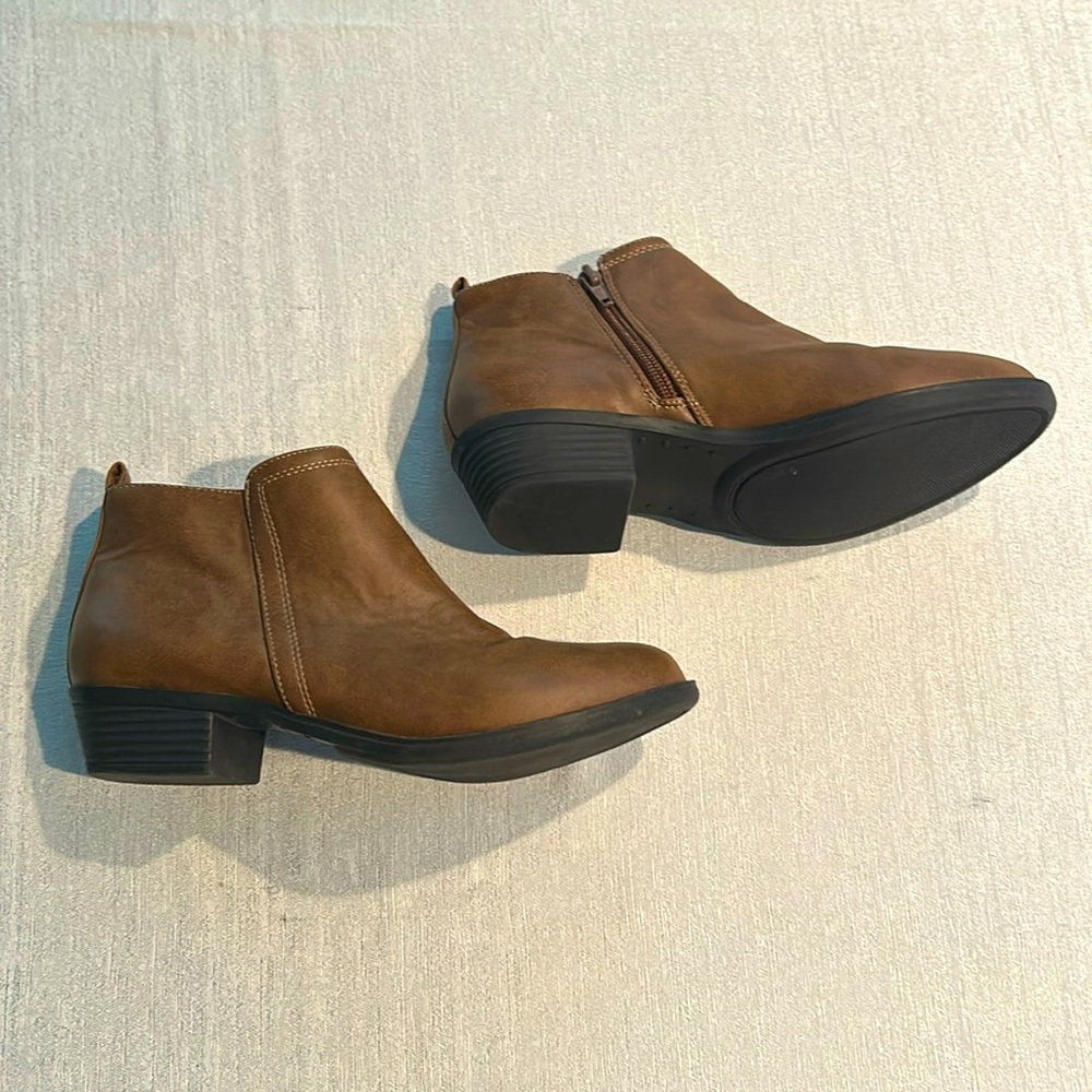 Sugar Womens Ankle Booties Light Brown W/ White Stitching Size 6